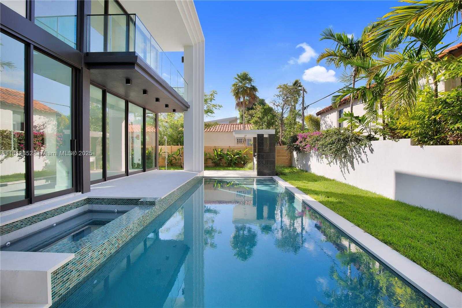 Small Image of 5630 PINE TREE DR, Miami Beach Number 43