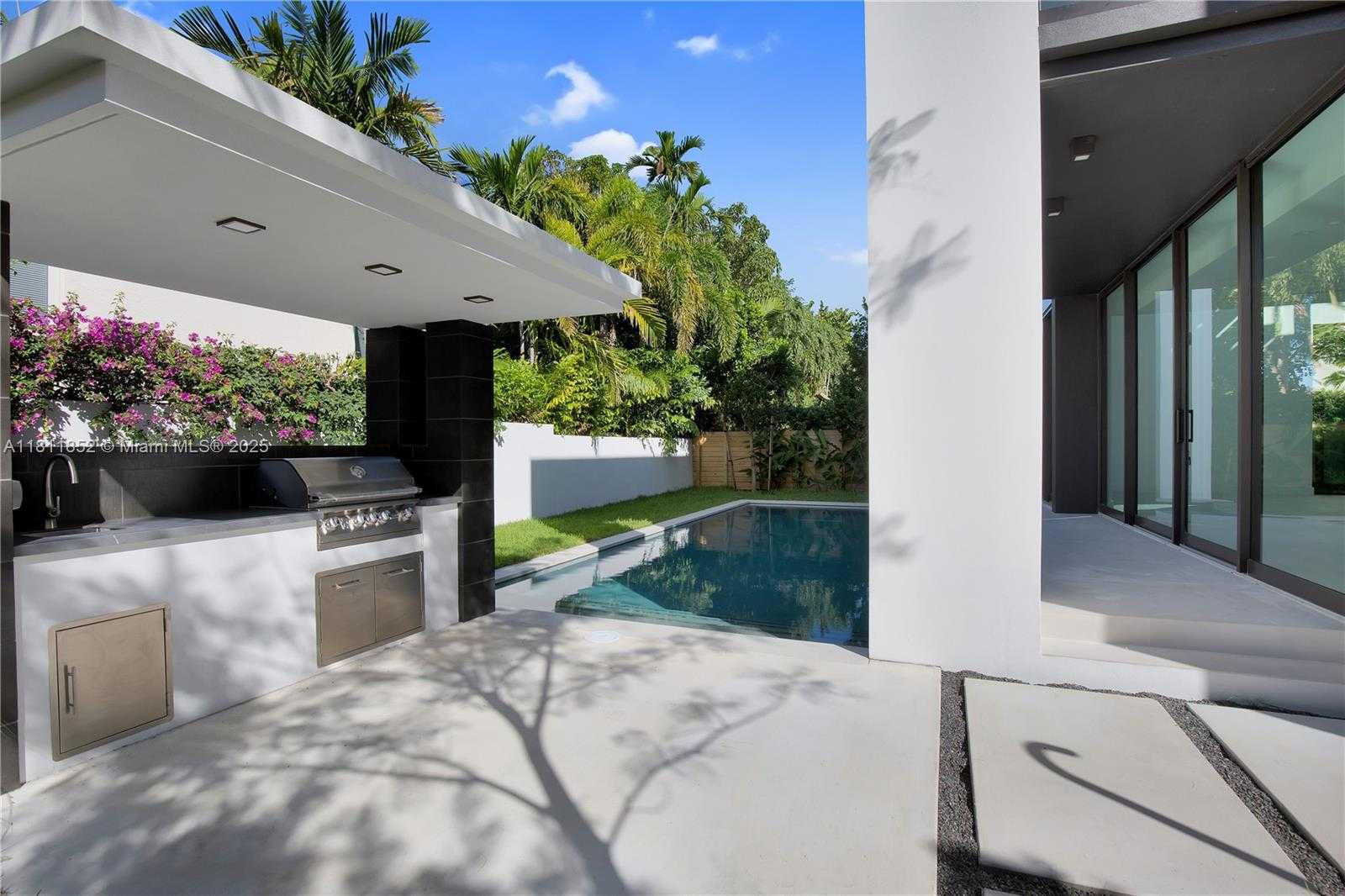 Small Image of 5630 PINE TREE DR, Miami Beach Number 44