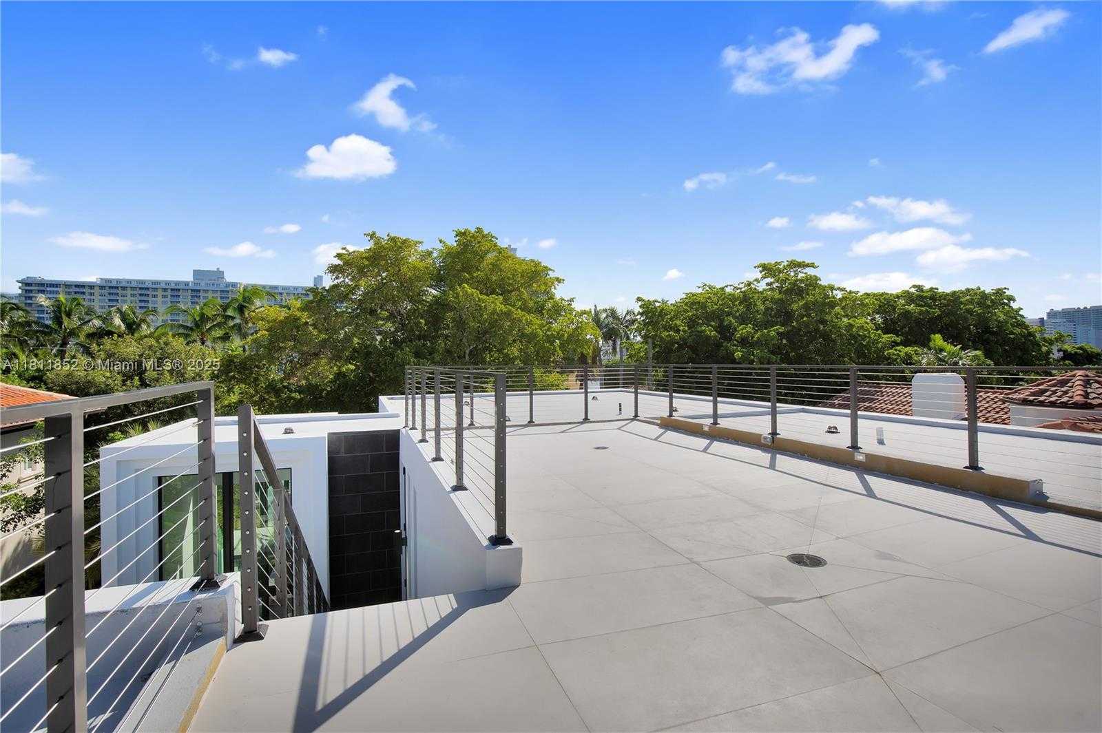 Small Image of 5630 PINE TREE DR, Miami Beach Number 45