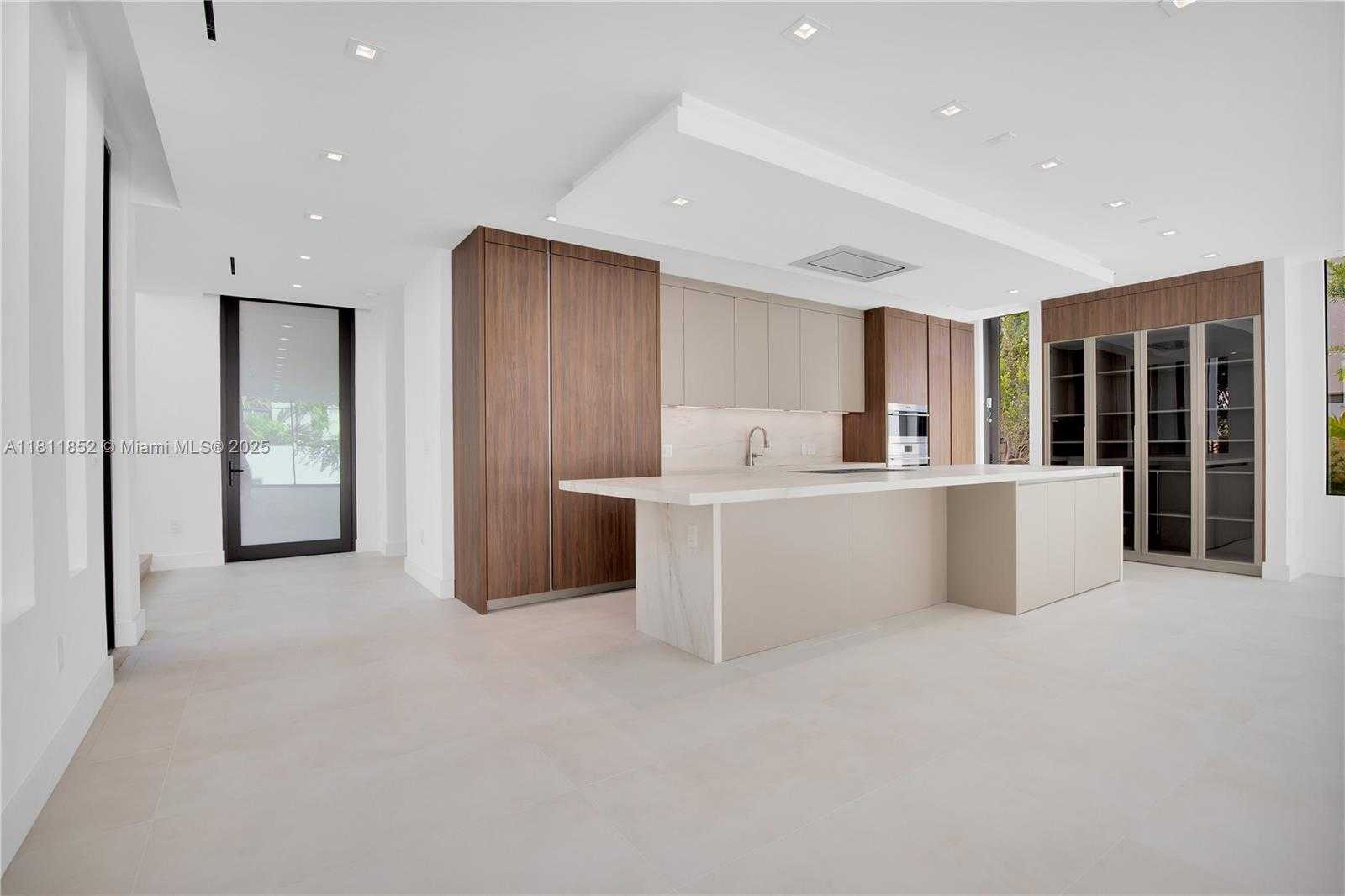 Small Image of 5630 PINE TREE DR, Miami Beach Number 47