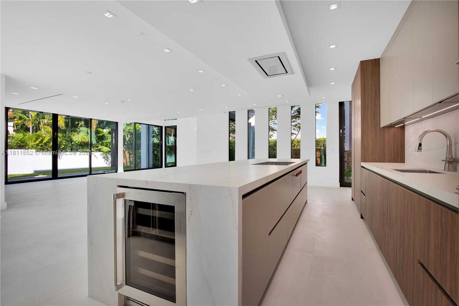 Small Image of 5630 PINE TREE DR, Miami Beach Number 48