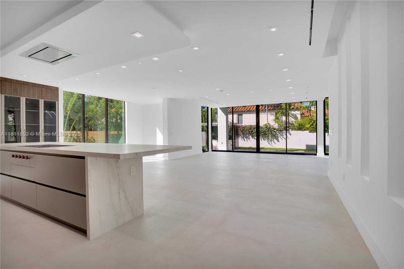 Small Image of 5630 PINE TREE DR, Miami Beach Number 49