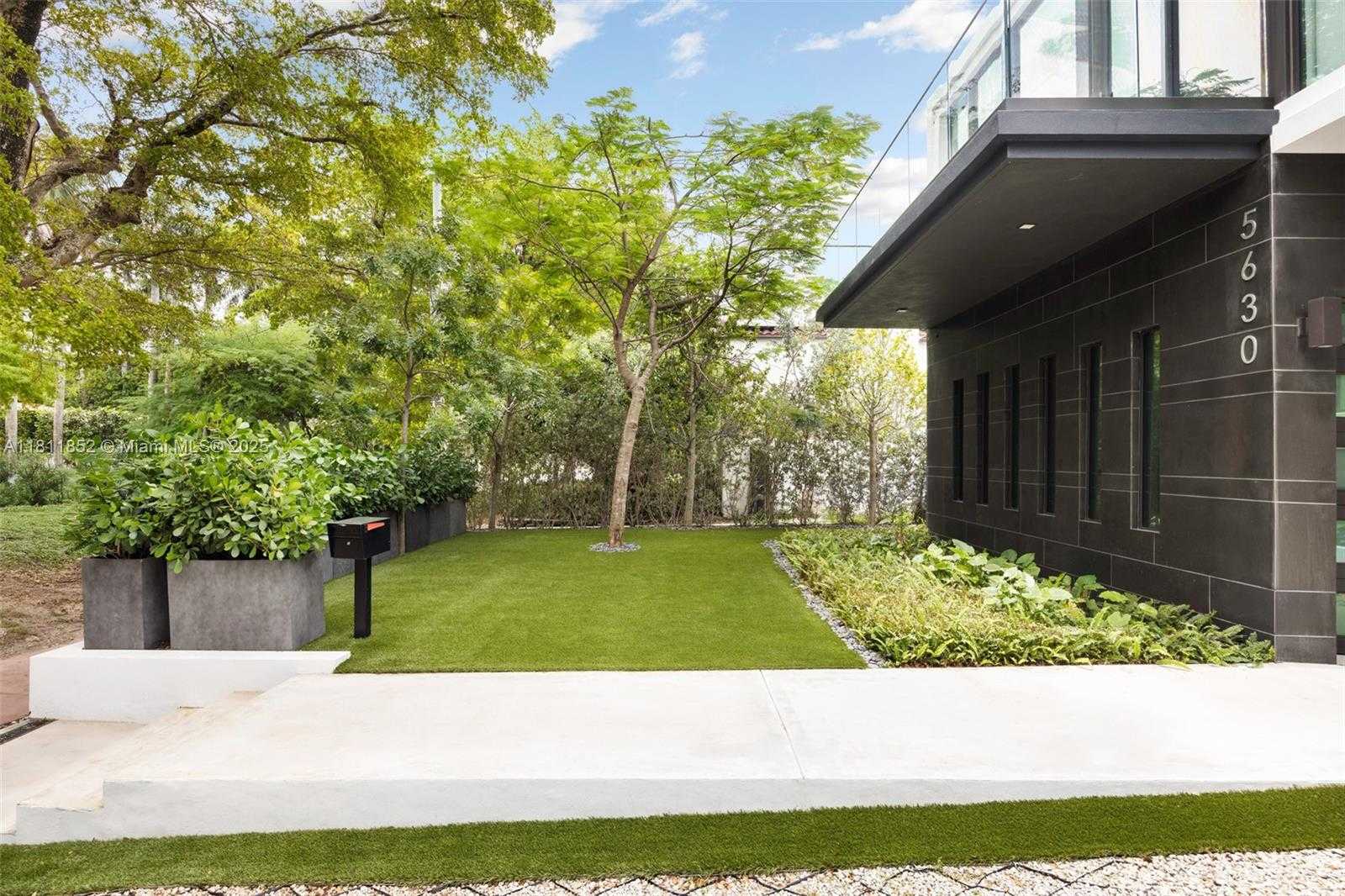 Small Image of 5630 PINE TREE DR, Miami Beach Number 5