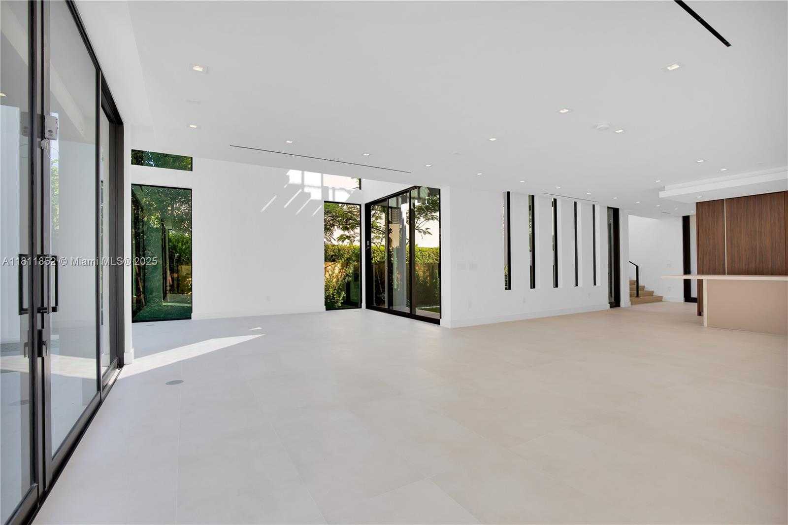 Small Image of 5630 PINE TREE DR, Miami Beach Number 53