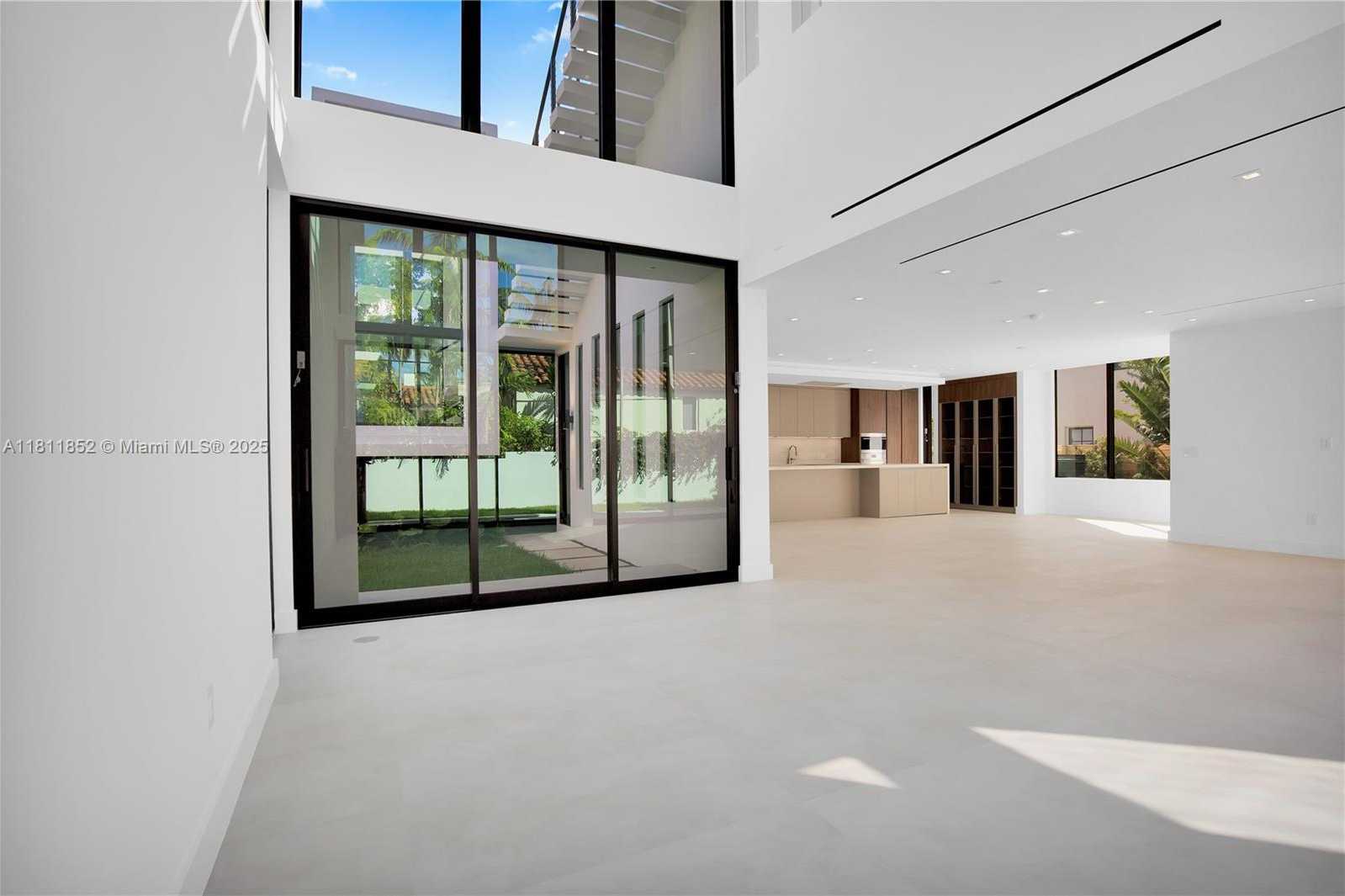 Small Image of 5630 PINE TREE DR, Miami Beach Number 55