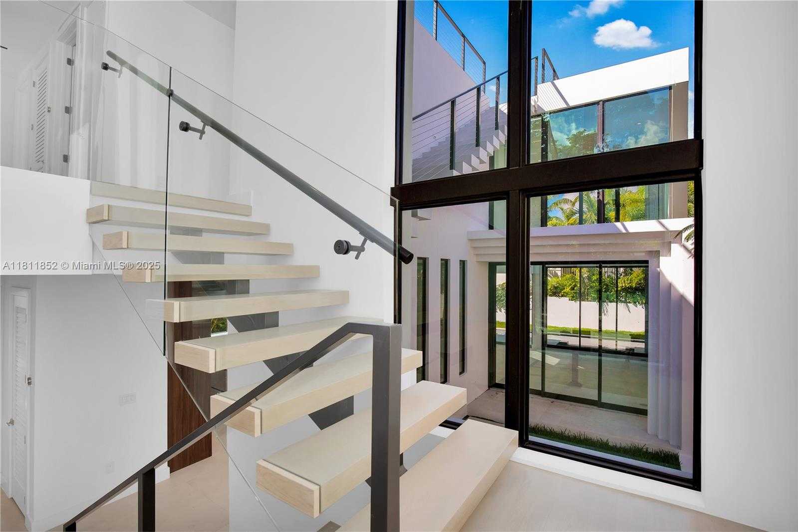 Small Image of 5630 PINE TREE DR, Miami Beach Number 56