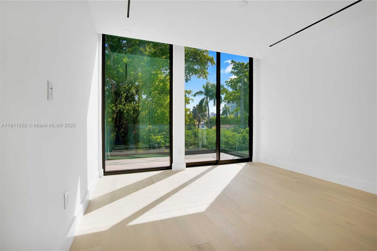 Small Image of 5630 PINE TREE DR, Miami Beach Number 57