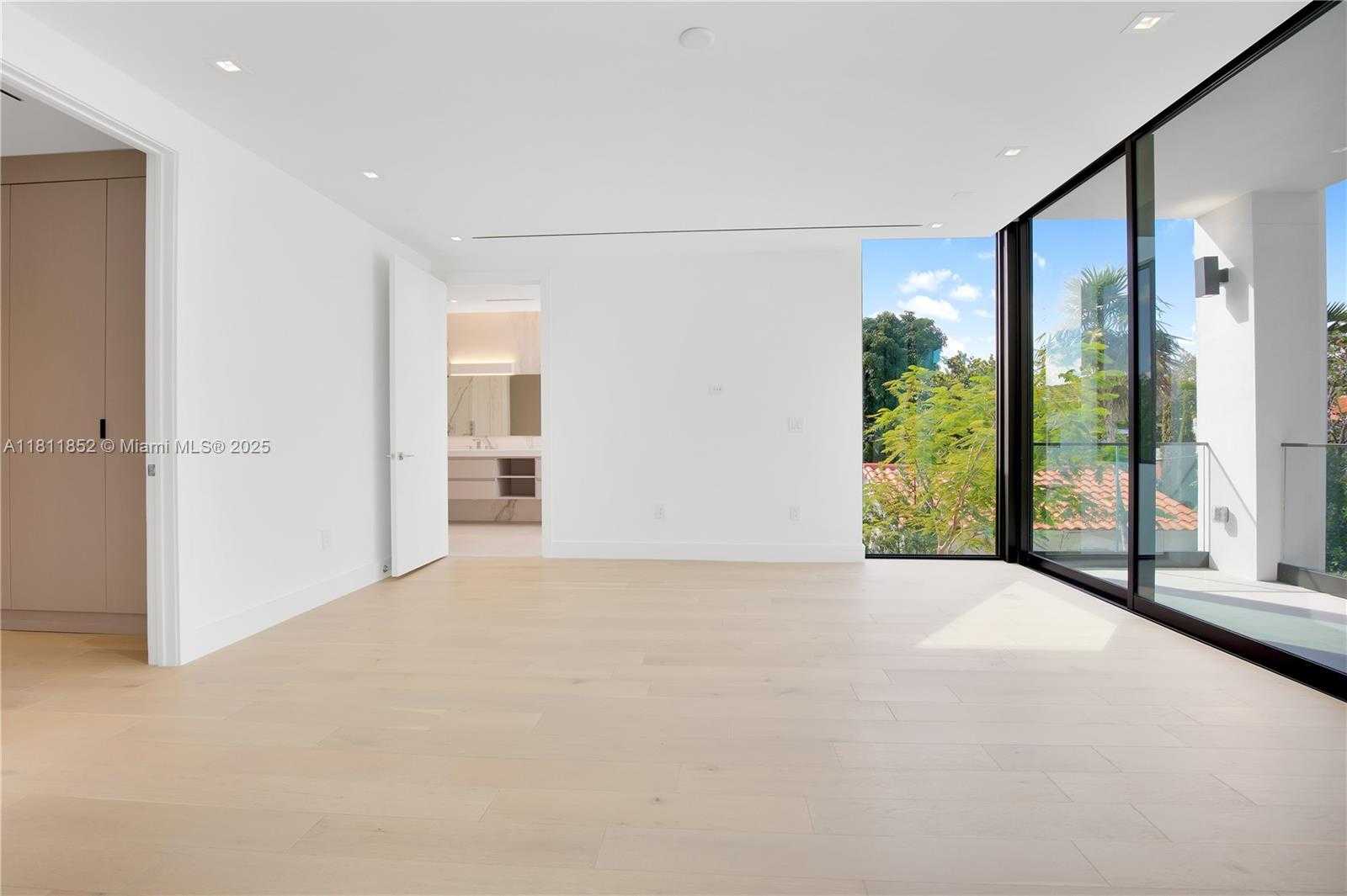 Small Image of 5630 PINE TREE DR, Miami Beach Number 59