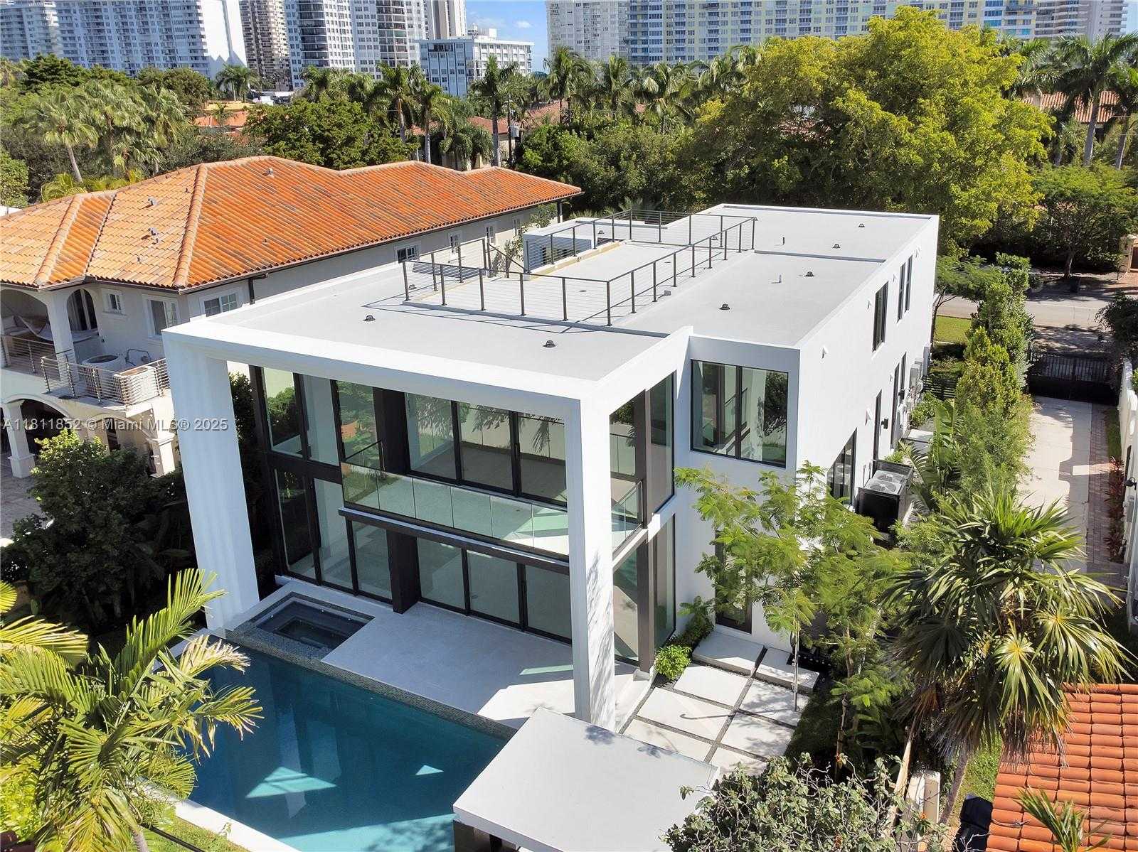 Small Image of 5630 PINE TREE DR, Miami Beach Number 6