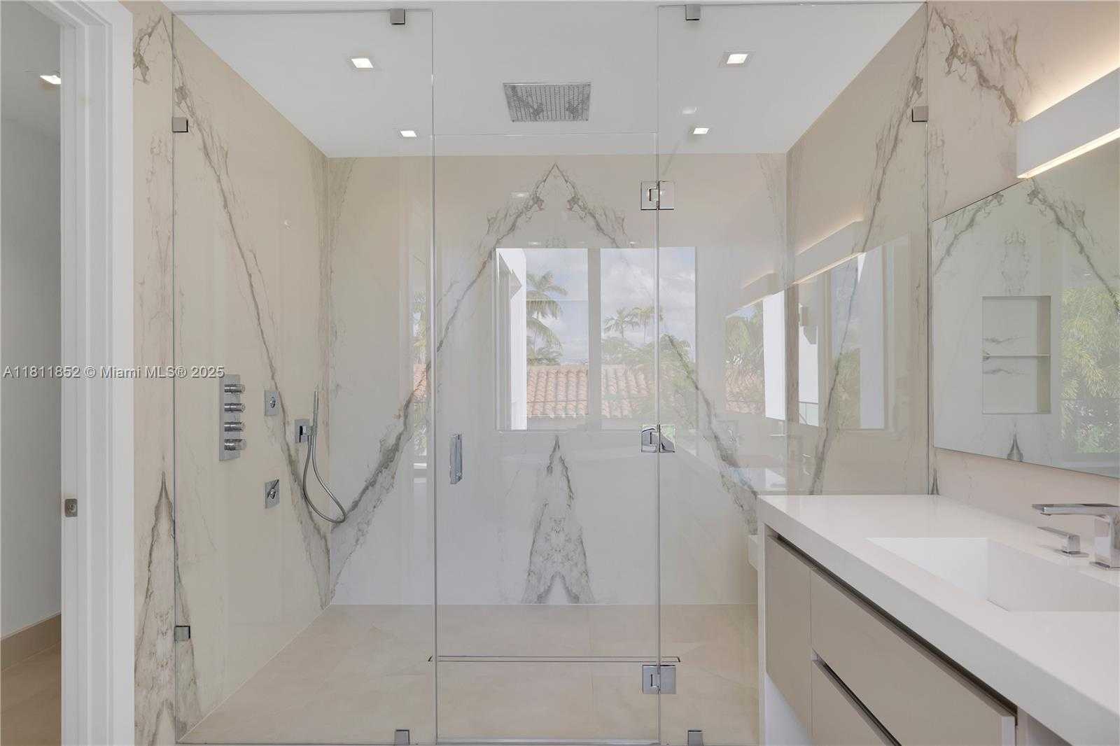 Small Image of 5630 PINE TREE DR, Miami Beach Number 64