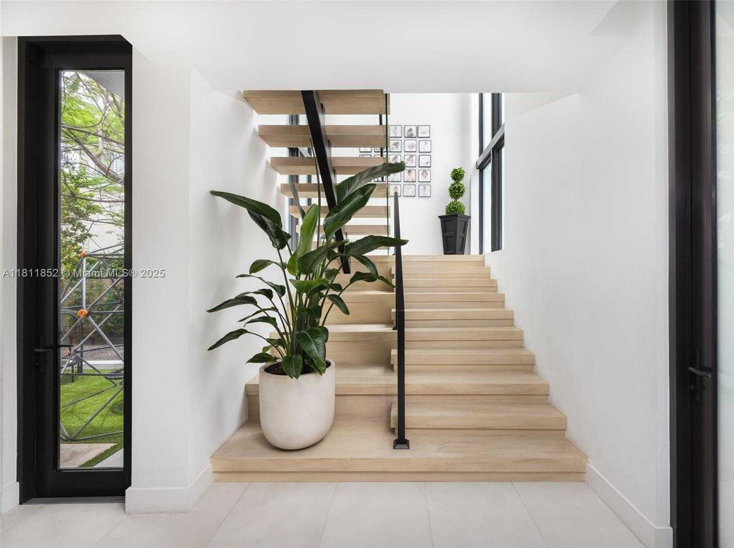 Small Image of 5630 PINE TREE DR, Miami Beach Number 9