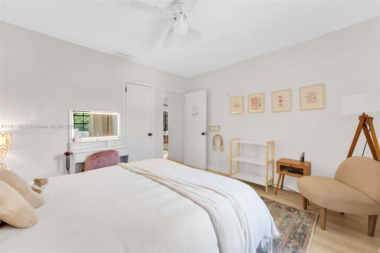 Small Image of 1339 14TH TER, Miami Beach Number 17