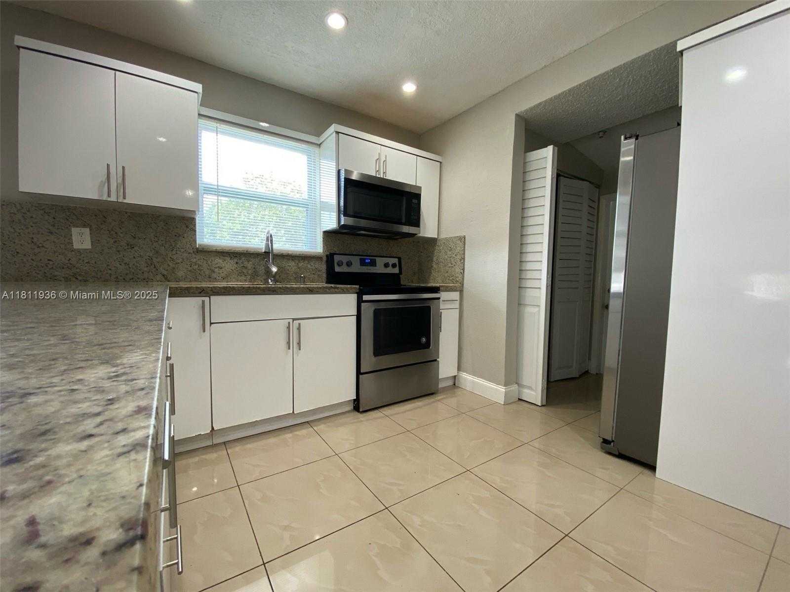 Small Image of 7521 GRANADA BLVD, Miramar Number 2