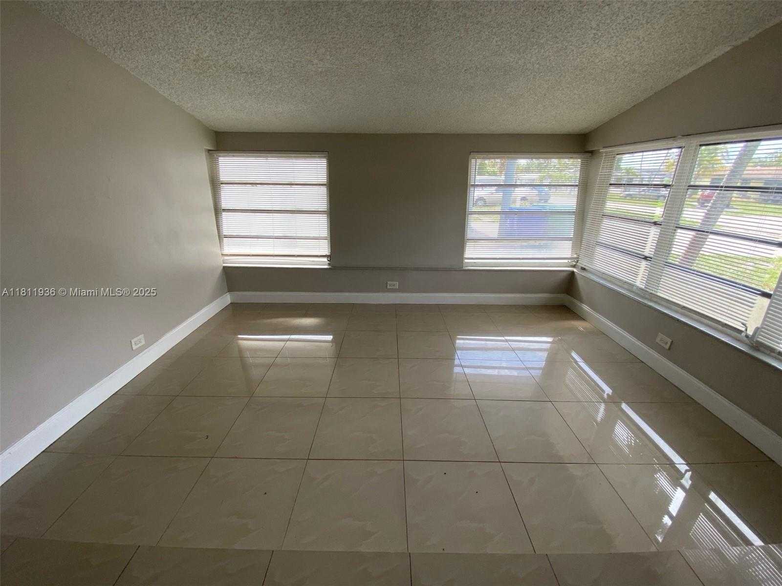 Small Image of 7521 GRANADA BLVD, Miramar Number 4
