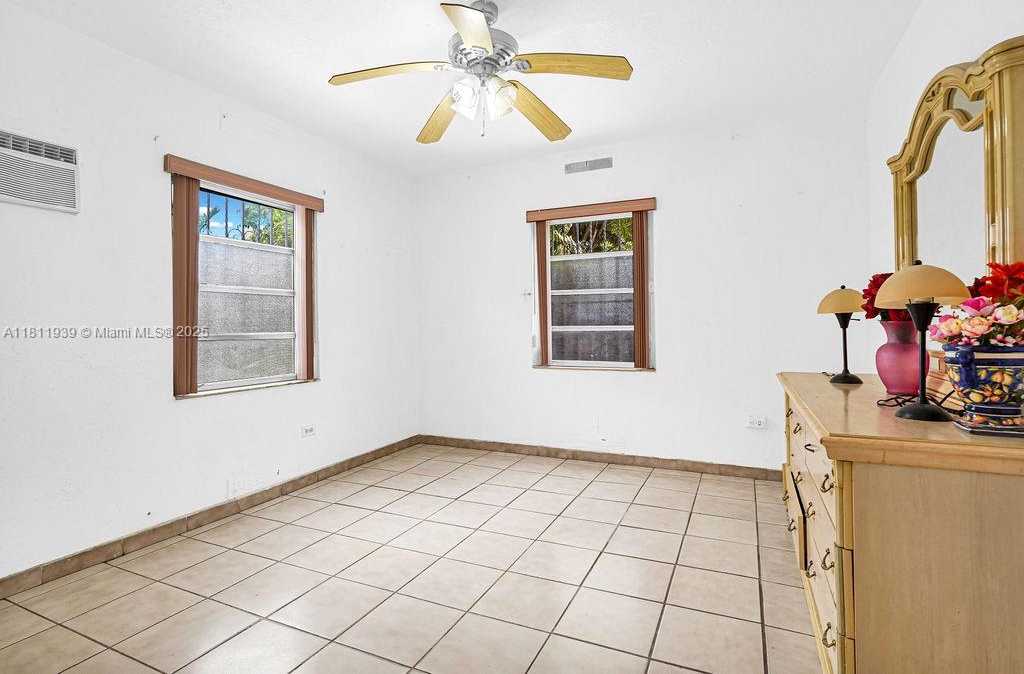 Small Image of 911 EAST 9TH PL, Hialeah Number 12