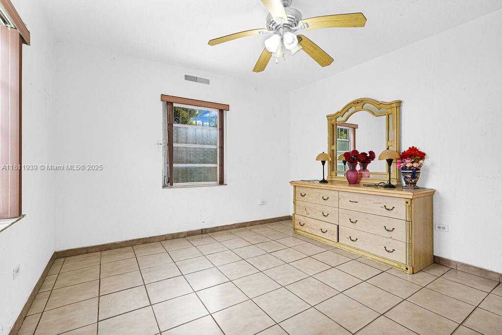 Small Image of 911 EAST 9TH PL, Hialeah Number 13