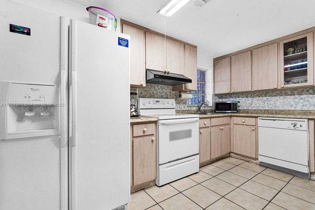 Small Image of 911 EAST 9TH PL, Hialeah Number 20