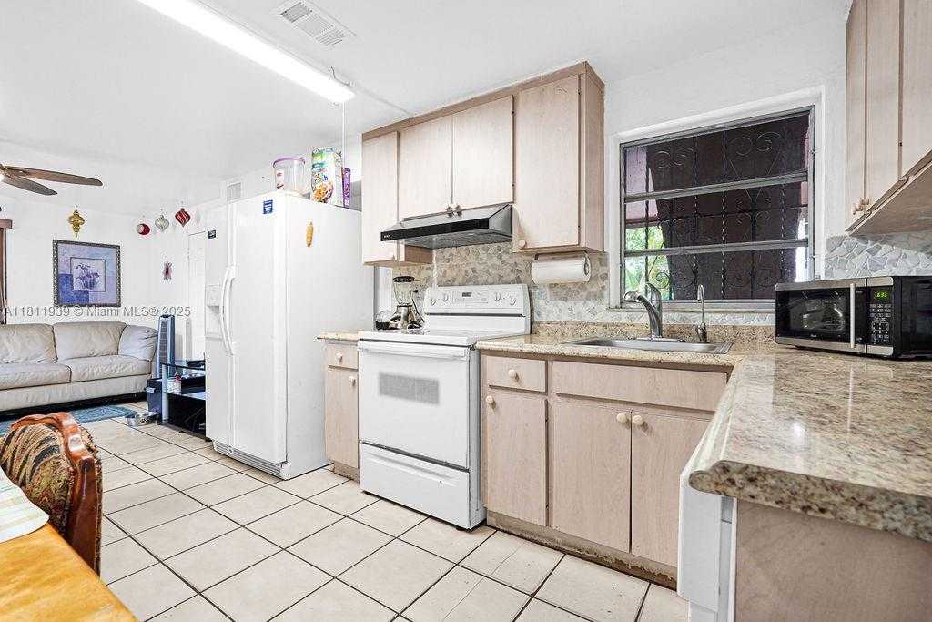 Small Image of 911 EAST 9TH PL, Hialeah Number 47