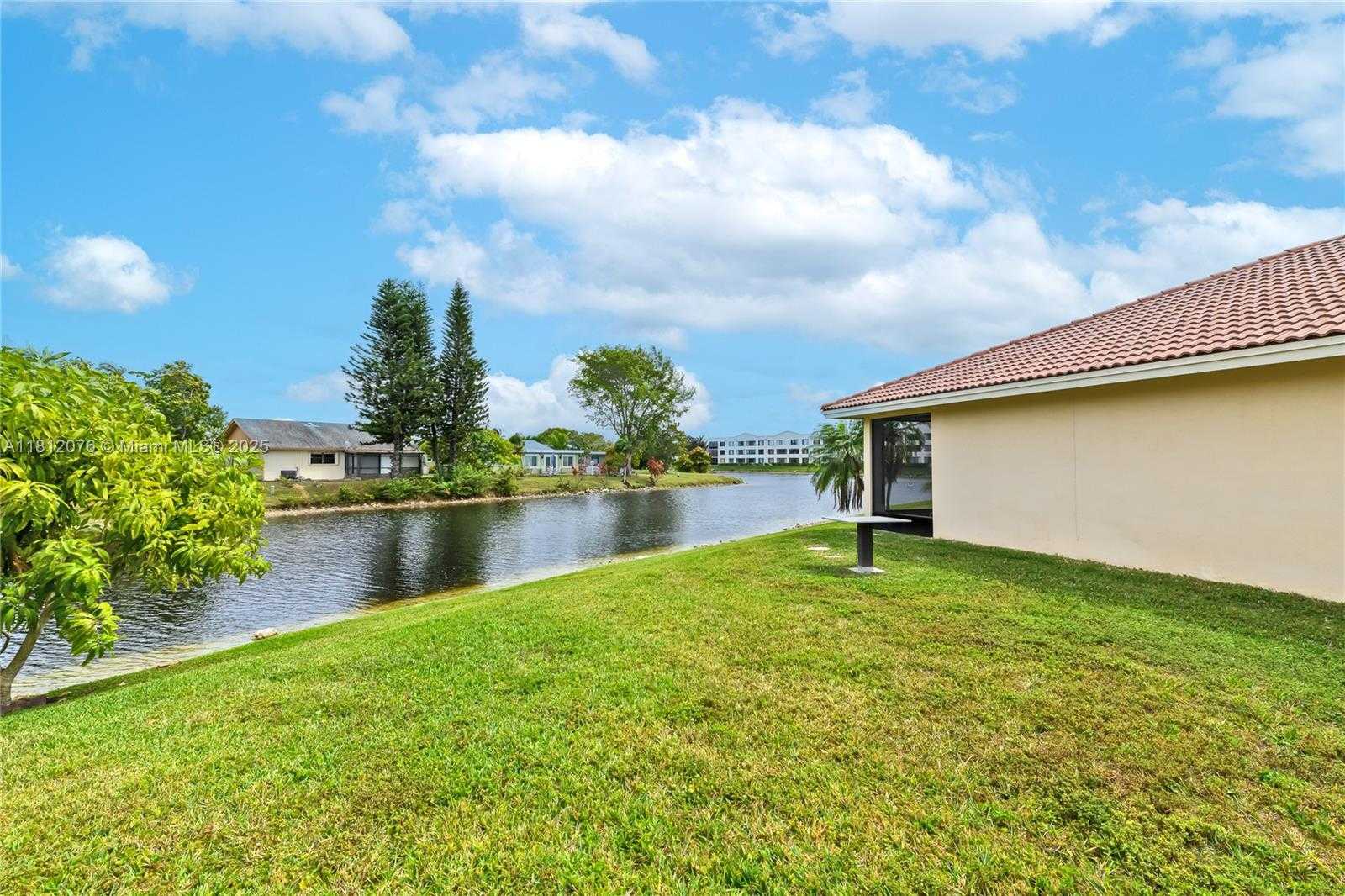 Small Image of Tamarac Number 32
