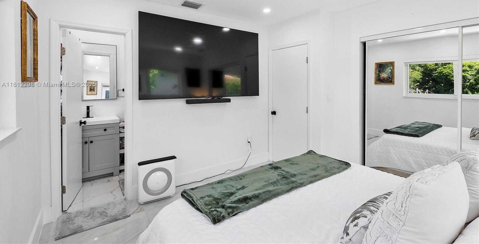 Small Image of 974 NORTH EAST 145TH ST, North Miami Number 18