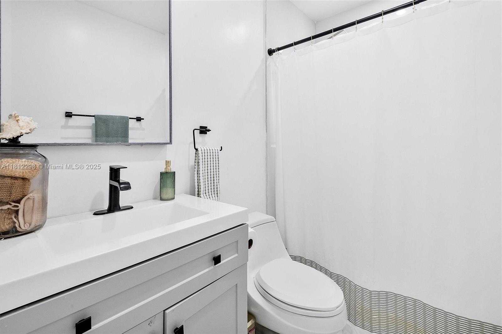 Small Image of 974 NORTH EAST 145TH ST, North Miami Number 21