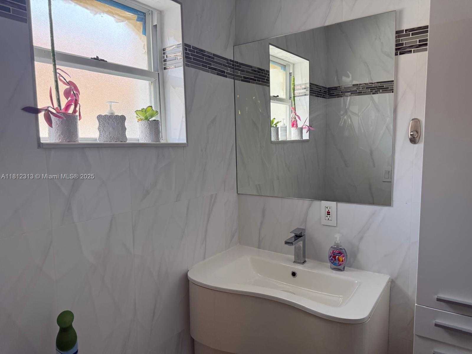 Small Image of 3297 WEST 70TH ST, Hialeah Number 16