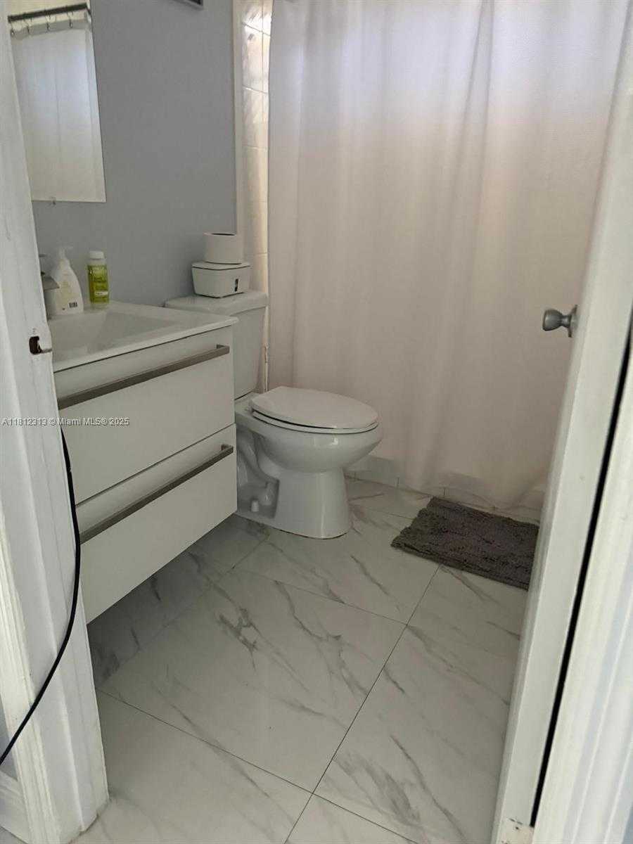 Small Image of 3297 WEST 70TH ST, Hialeah Number 17