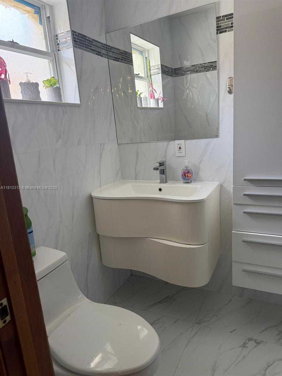 Small Image of 3297 WEST 70TH ST, Hialeah Number 18