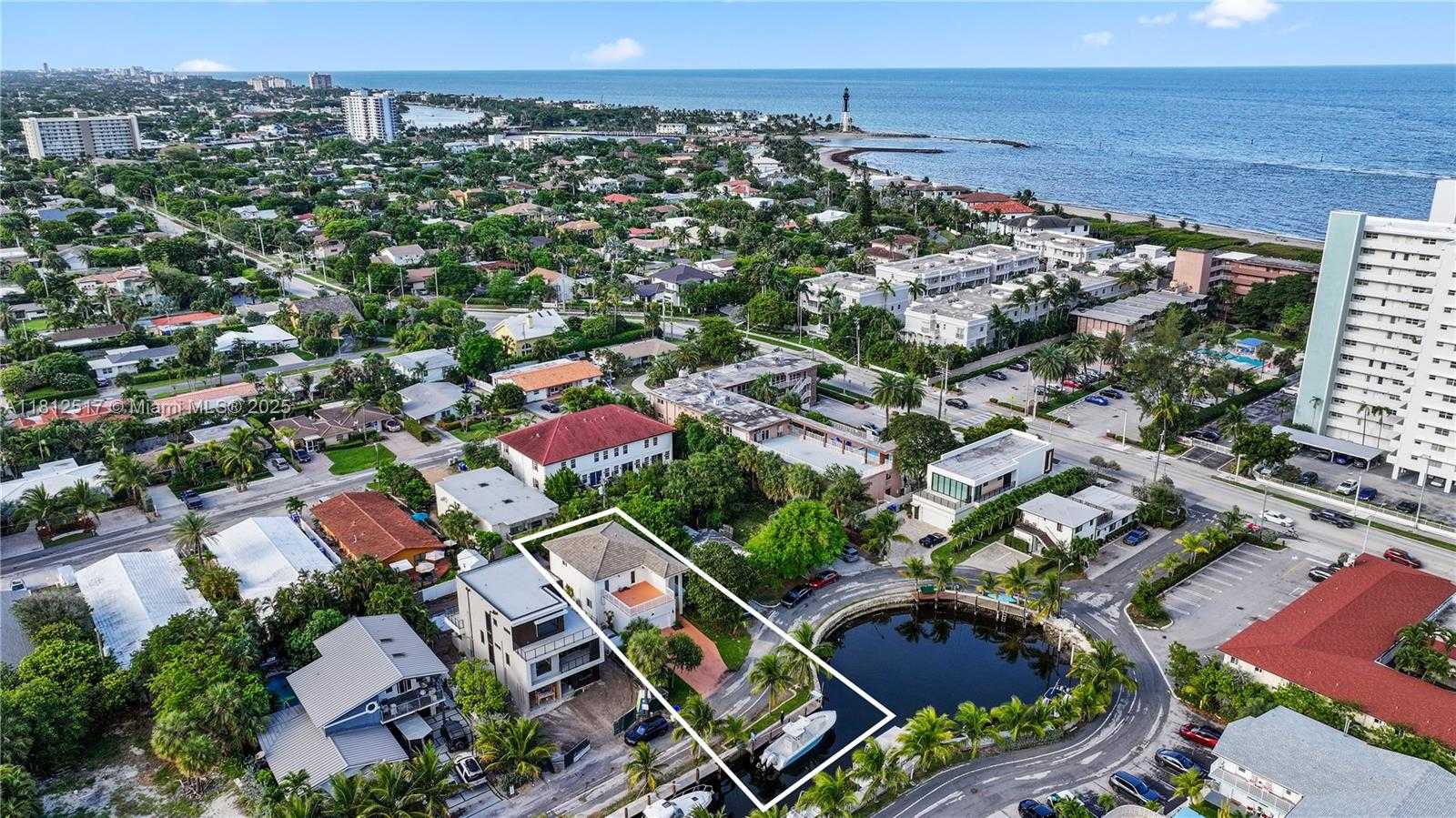Small Image of 3229 CANAL DR, Pompano Beach Number 2