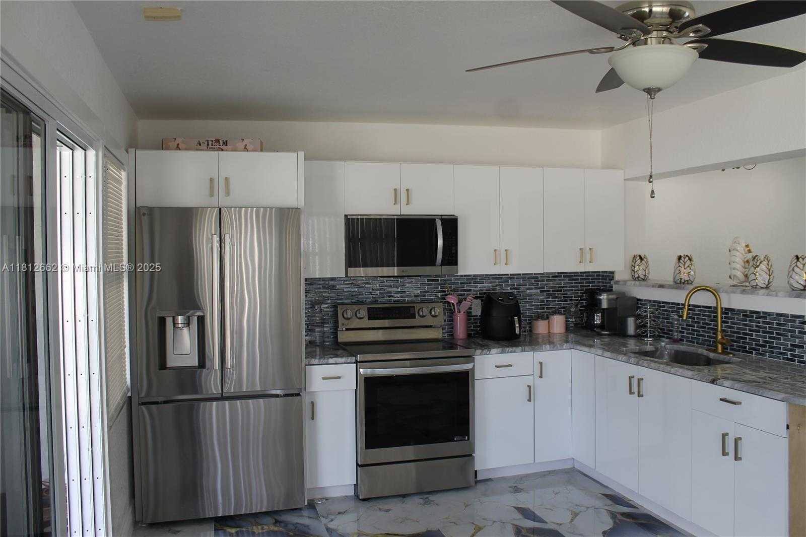Small Image of 3626 VICTORIA DR, West Palm Beach Number 2