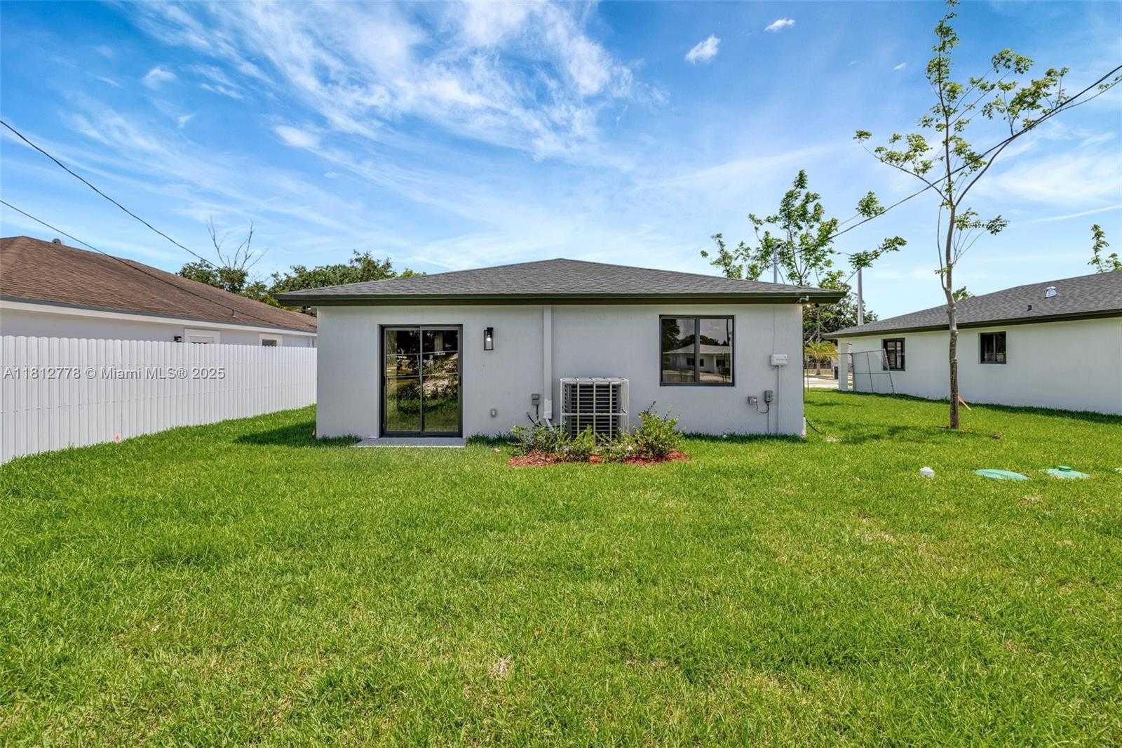 Small Image of 2411 NORTH WEST 153 ST, Miami Gardens Number 11