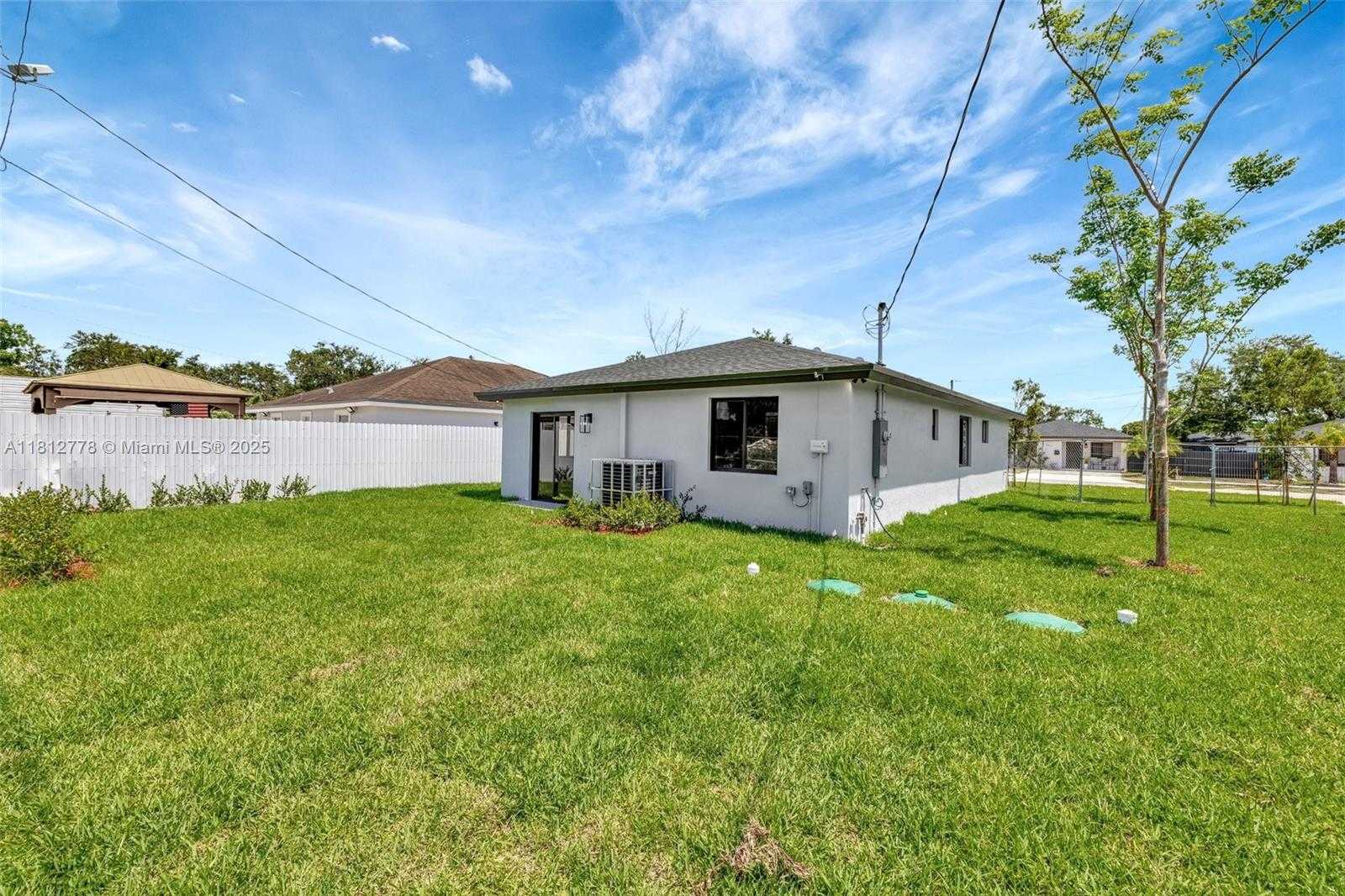 Small Image of 2411 NORTH WEST 153 ST, Miami Gardens Number 12