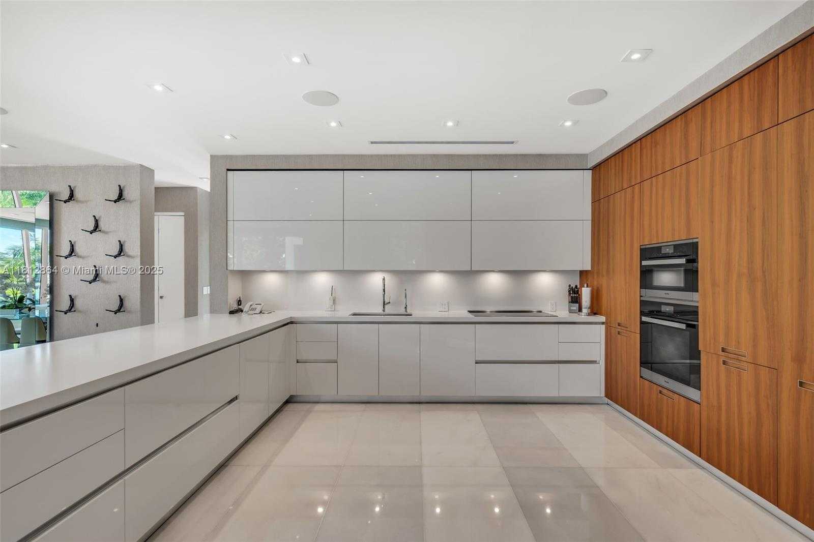 Small Image of 420 ISLAND DR, Key Biscayne Number 16