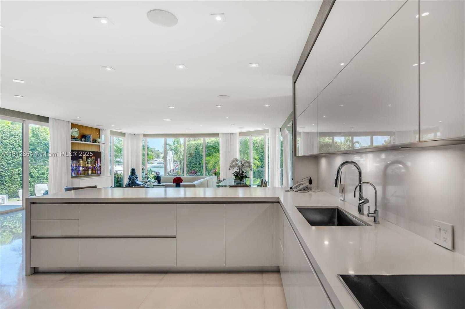 Small Image of 420 ISLAND DR, Key Biscayne Number 17
