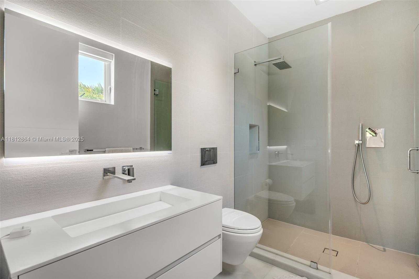 Small Image of 420 ISLAND DR, Key Biscayne Number 45