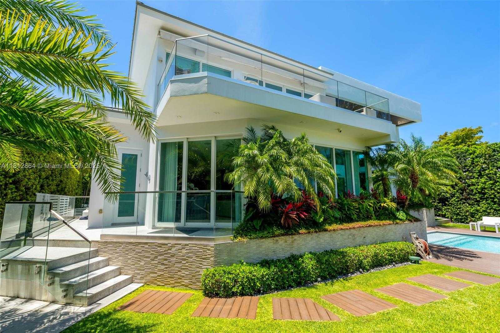 Small Image of 420 ISLAND DR, Key Biscayne Number 54