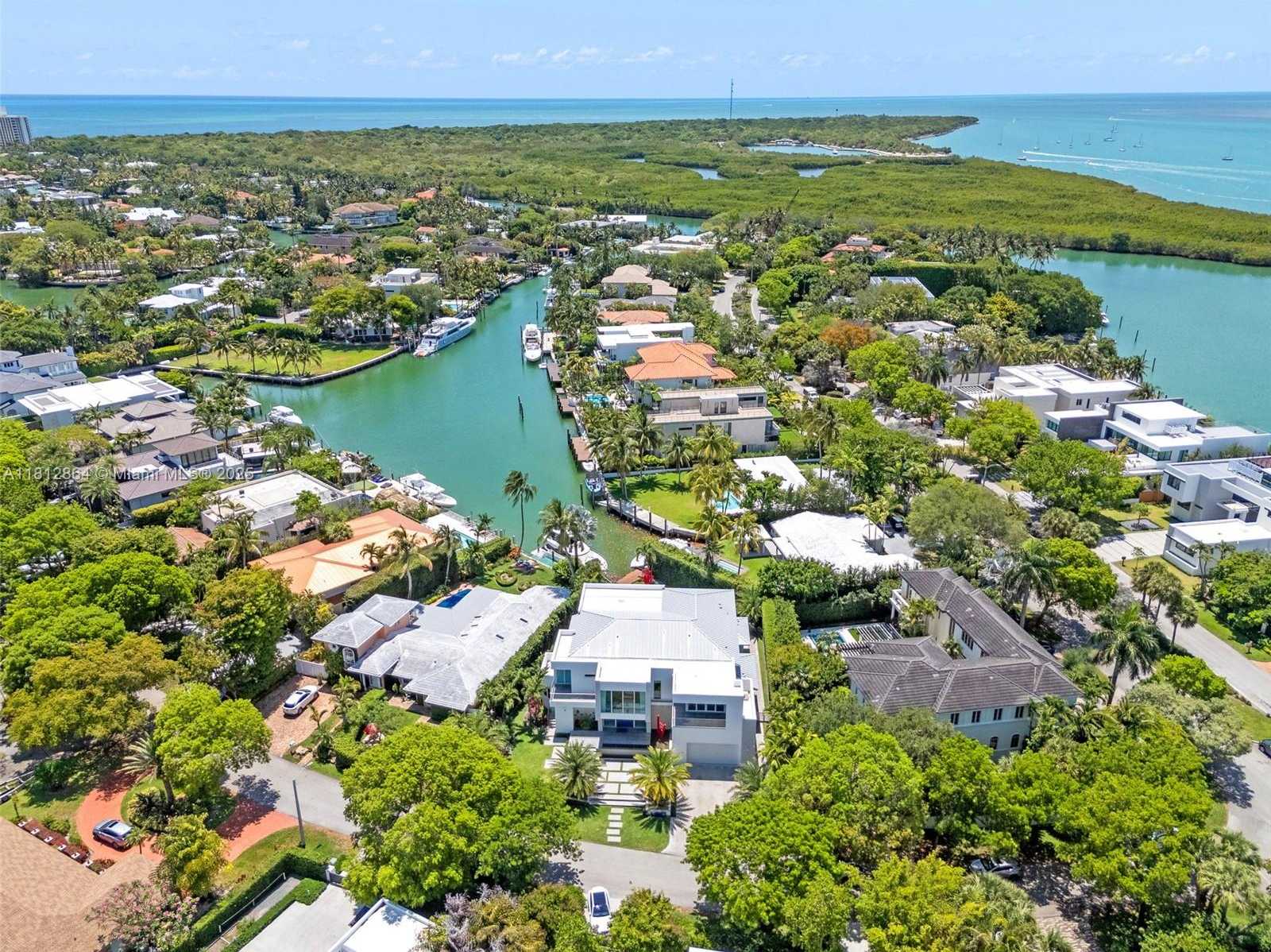 Small Image of 420 ISLAND DR, Key Biscayne Number 75