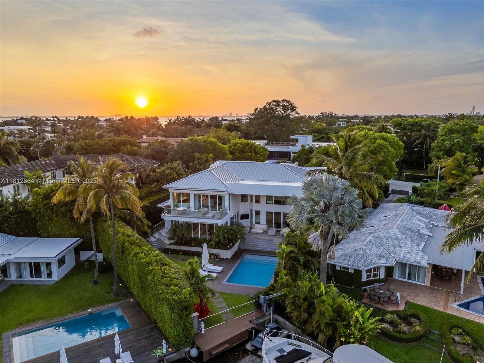 Small Image of 420 ISLAND DR, Key Biscayne Number 94