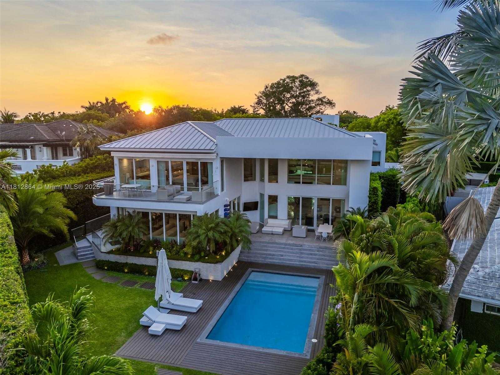 Small Image of 420 ISLAND DR, Key Biscayne Number 97