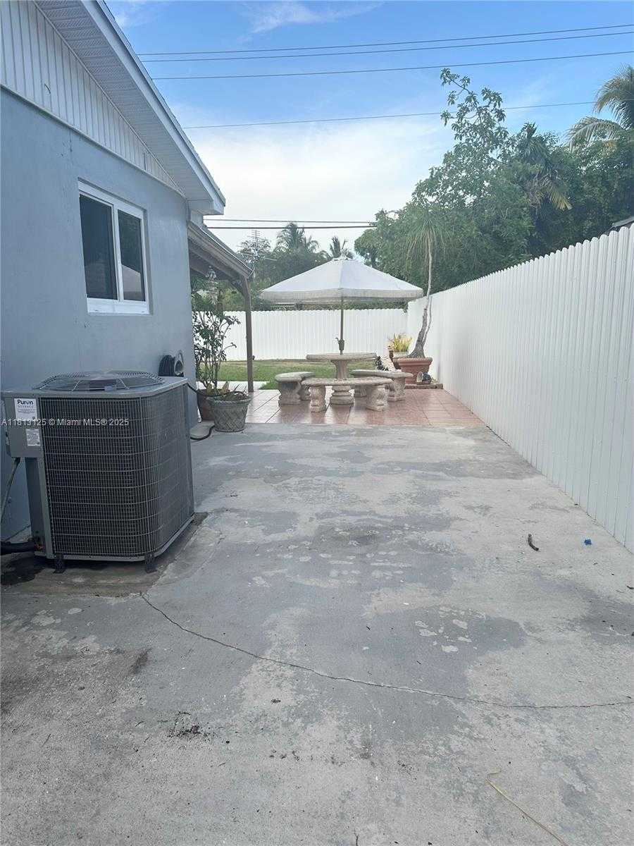 Small Image of 19511 WHISPERING PINES RD, Cutler Bay Number 17