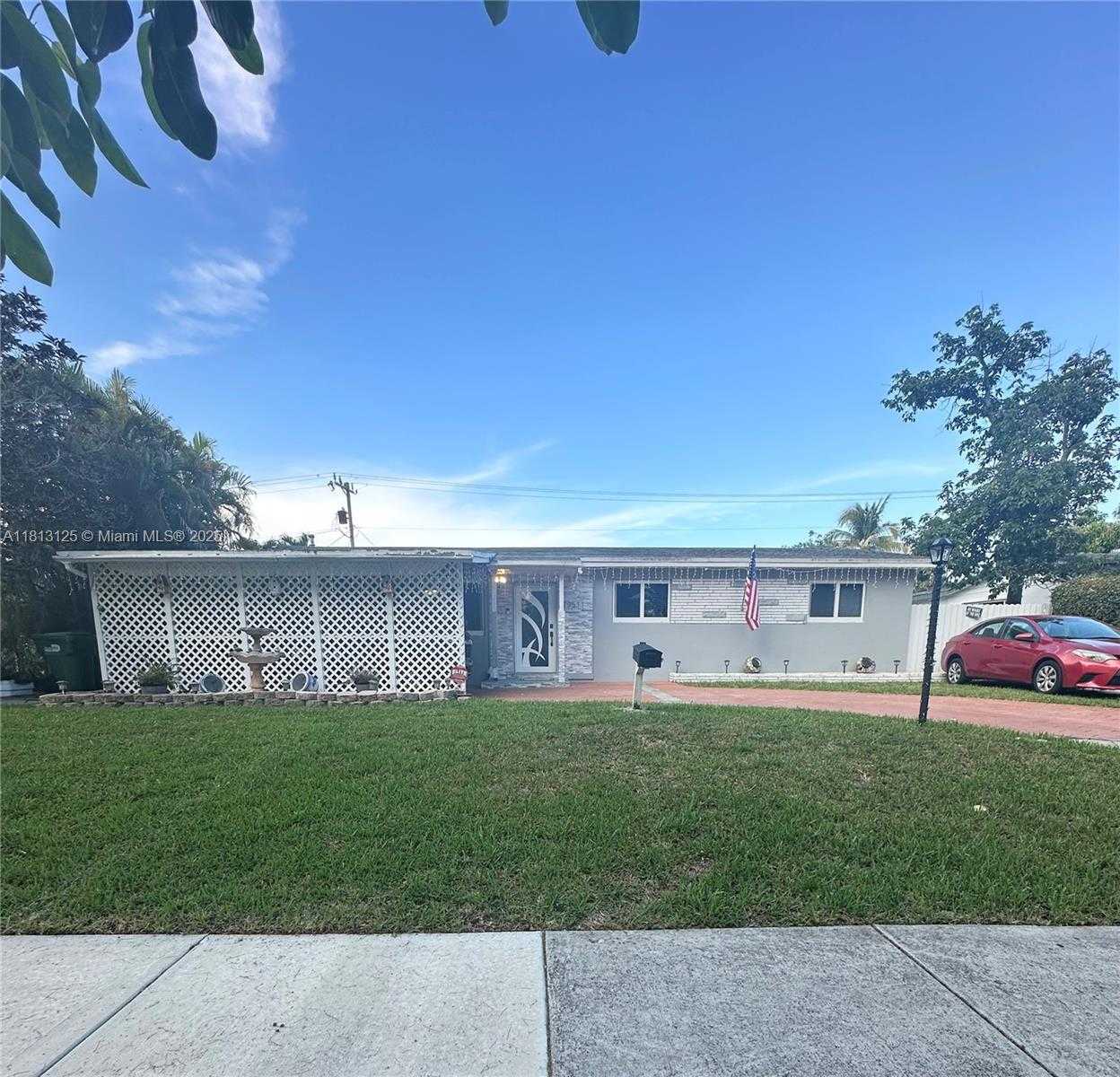Small Image of 19511 WHISPERING PINES RD, Cutler Bay Number 2