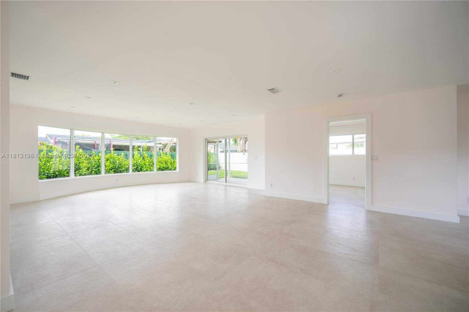 Small Image of 6640 SW 7 ST, Pembroke Pines Number 5