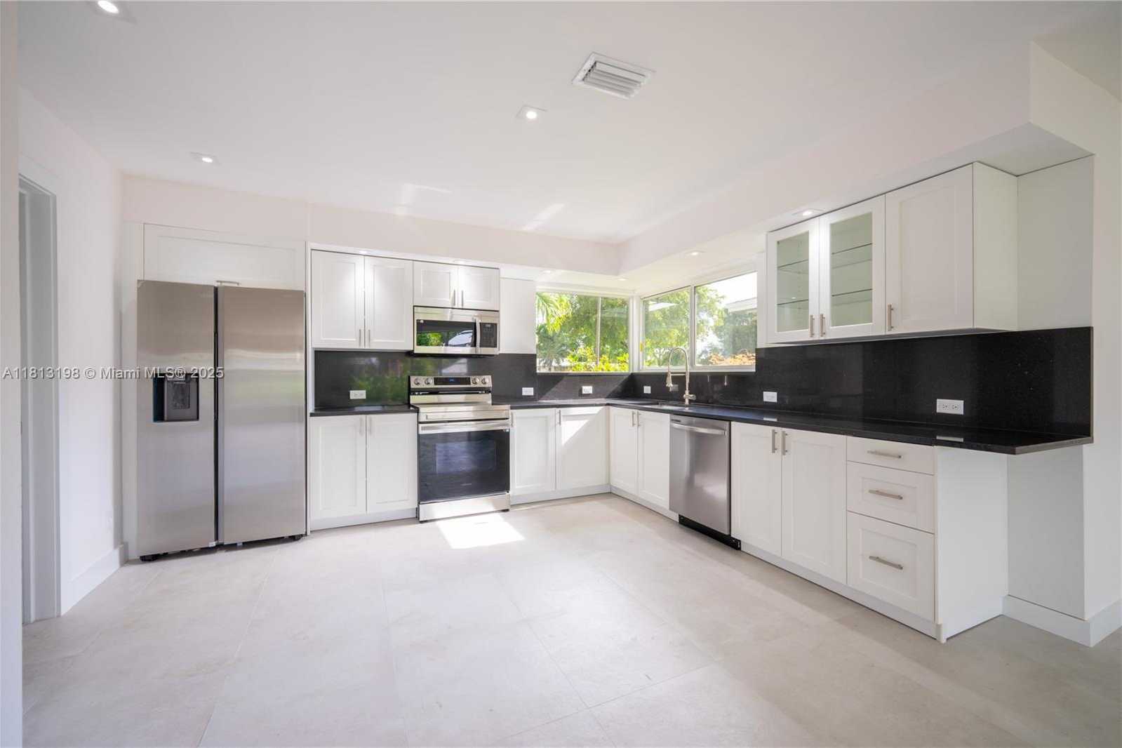 Small Image of 6640 SW 7 ST, Pembroke Pines Number 9
