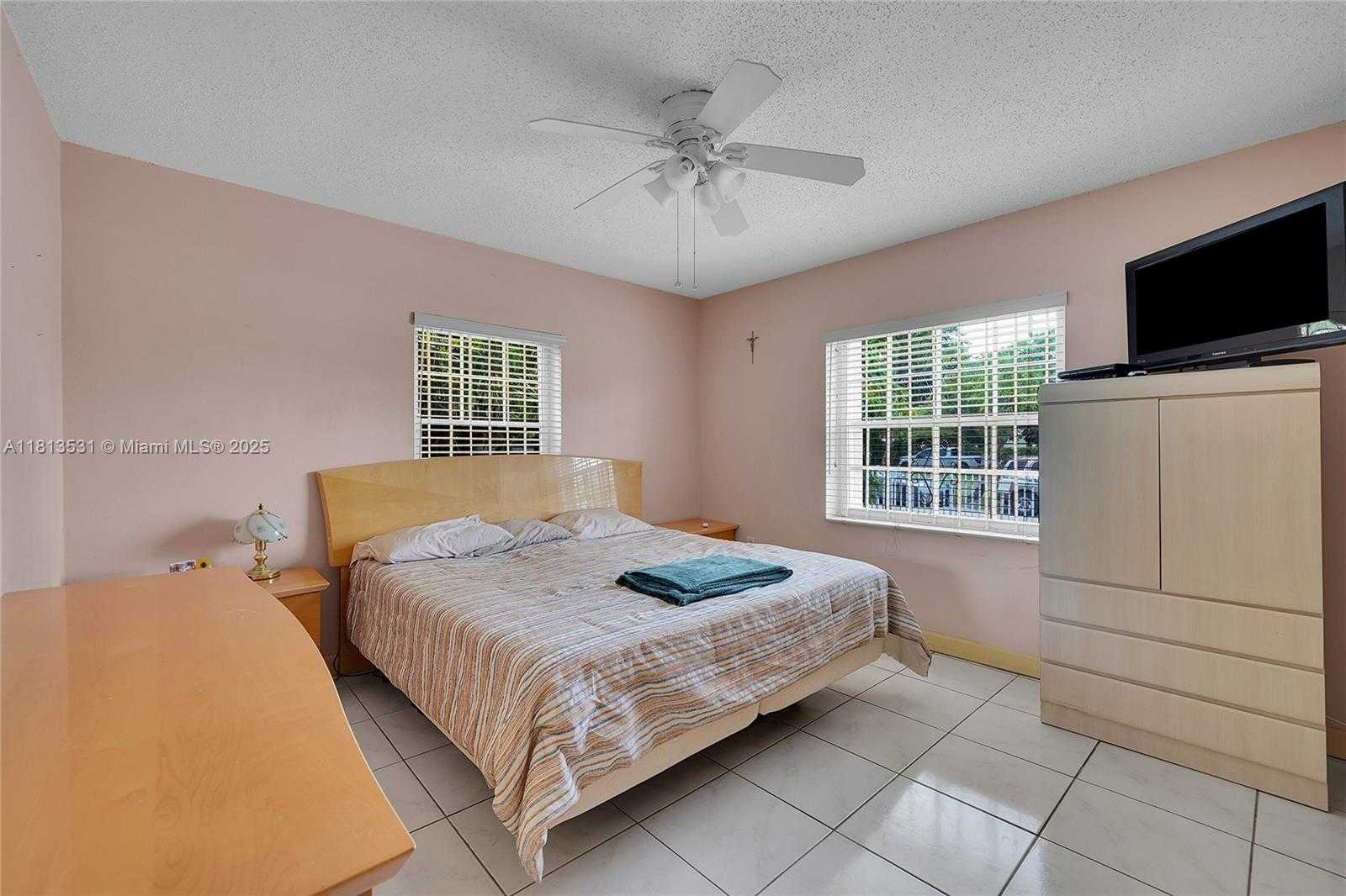 Small Image of 525 NORTH EAST 126TH ST, North Miami Number 10