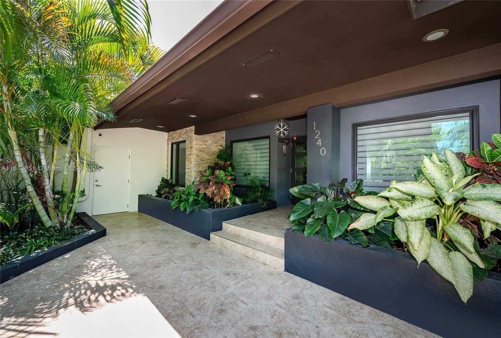 Small Image of 1240 CAMPAMENTO AVE, Coral Gables Number 6