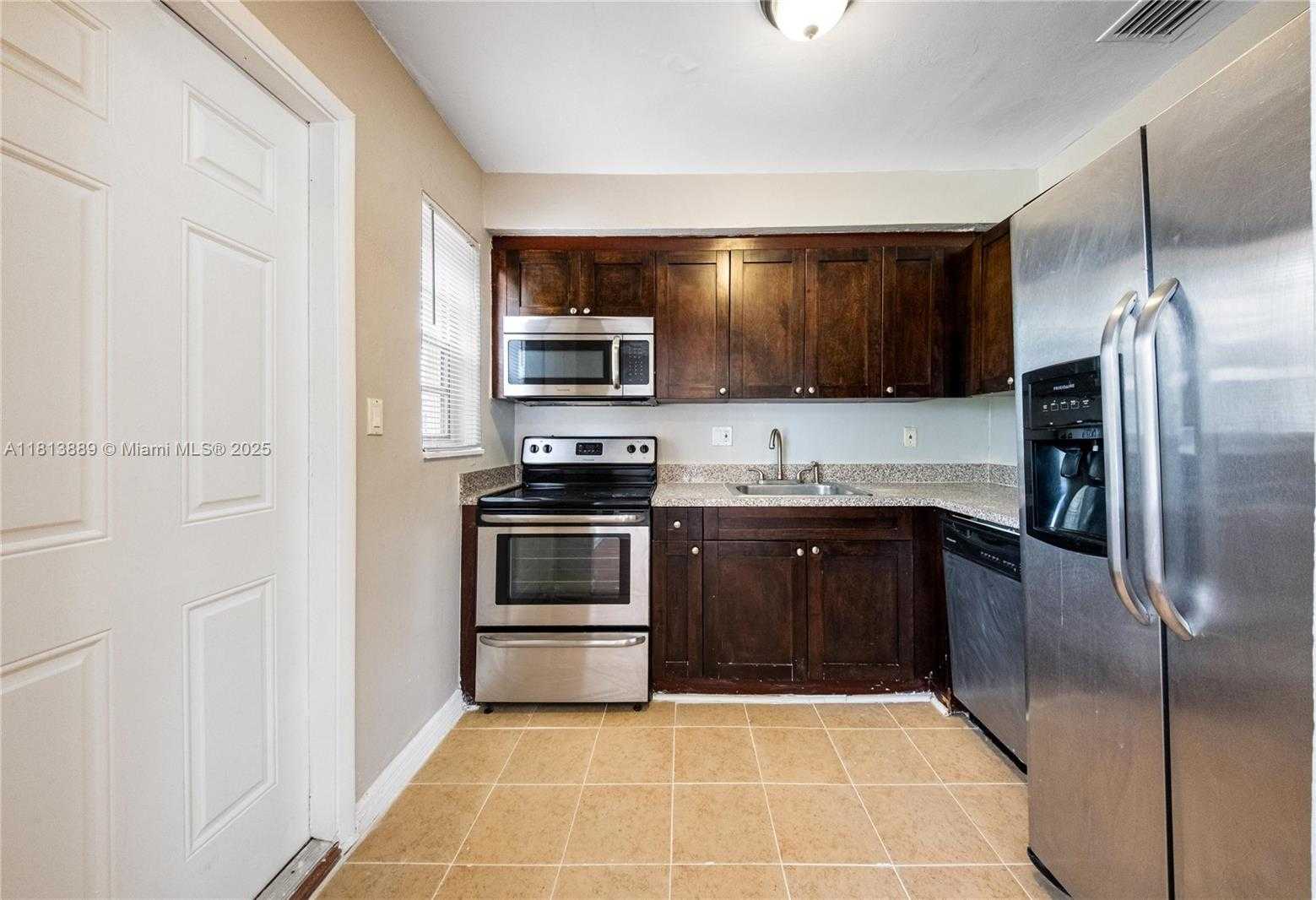 Small Image of 2431 RODMAN ST, Hollywood Number 11