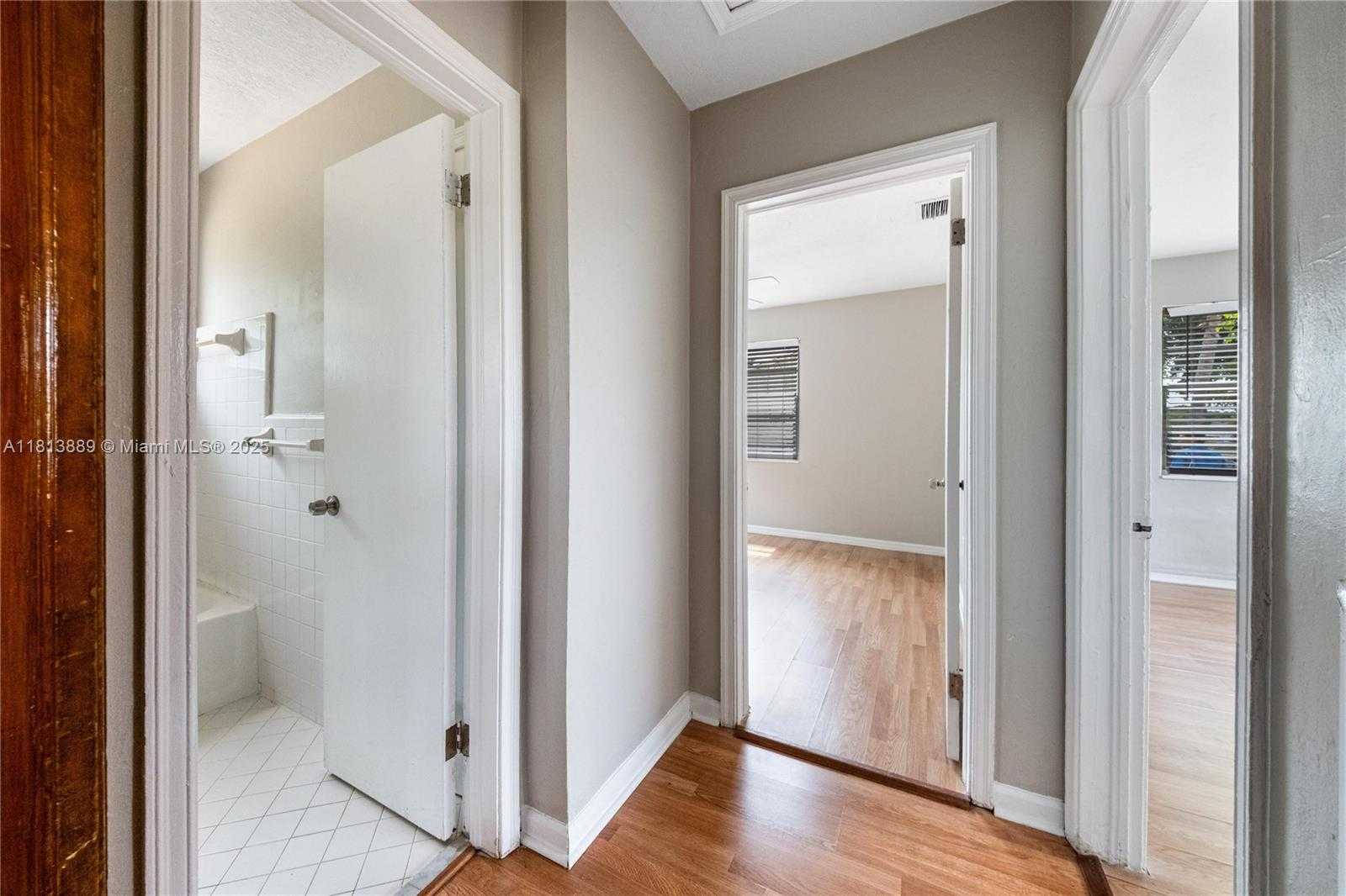 Small Image of 2431 RODMAN ST, Hollywood Number 14
