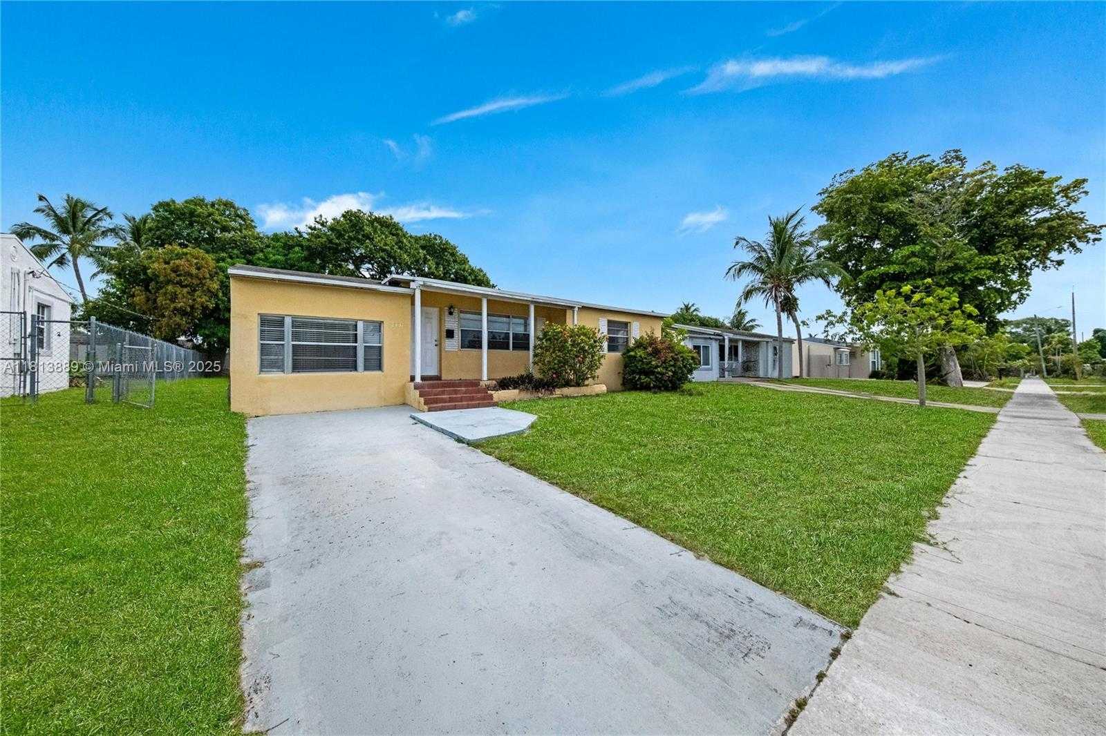 Small Image of 2431 RODMAN ST, Hollywood Number 2