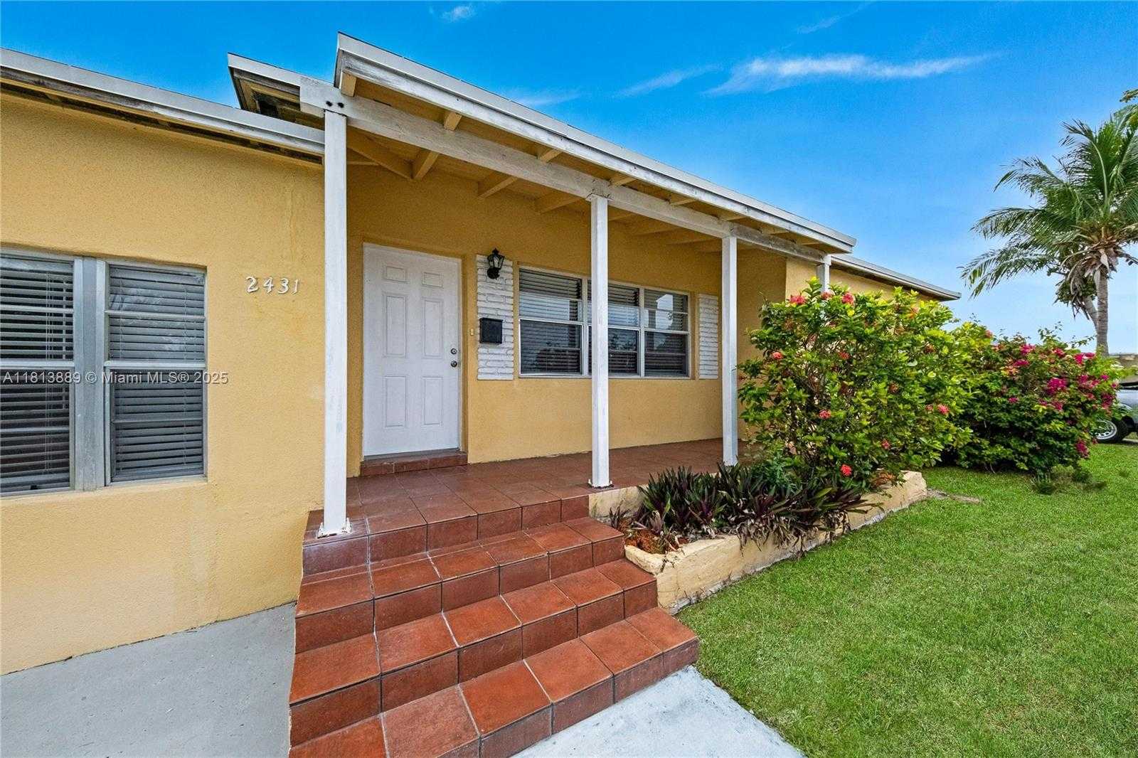 Small Image of 2431 RODMAN ST, Hollywood Number 3