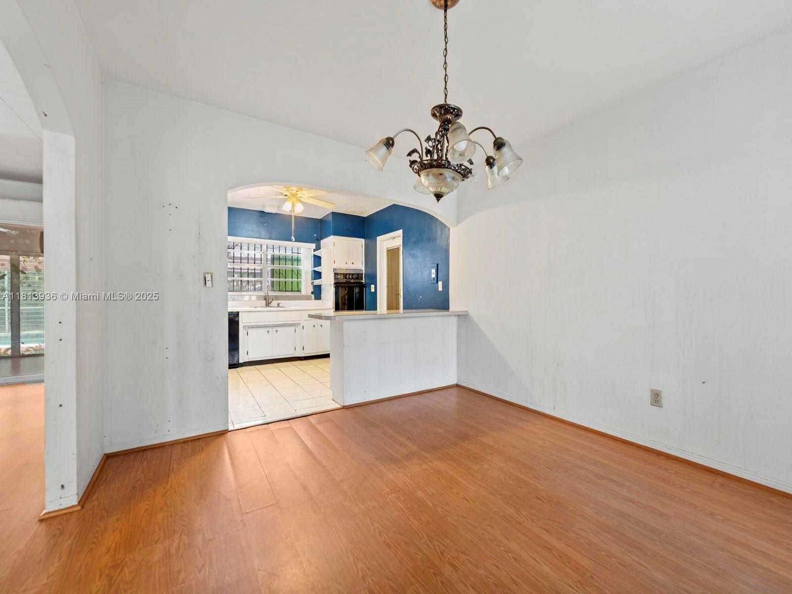 Small Image of 12480 KEYSTONE ISLAND DR, North Miami Number 10